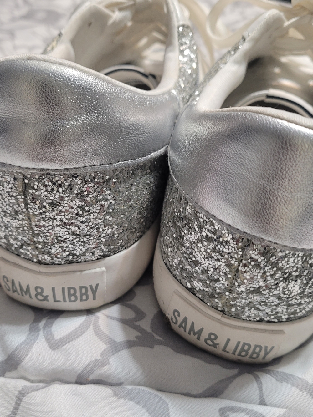 Women's White and Silver Glitter Low-Top Sneakers 9.5 - Picture 4 of 6
